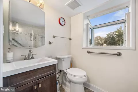 Bath - 3017 Leefield Dr, Herndon, VA 20171 photo 5 of 6