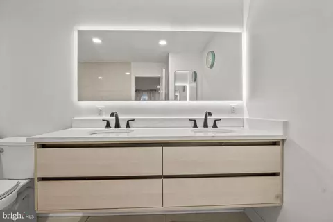 Bath - 3017 Leefield Dr, Herndon, VA 20171 photo 3 of 6