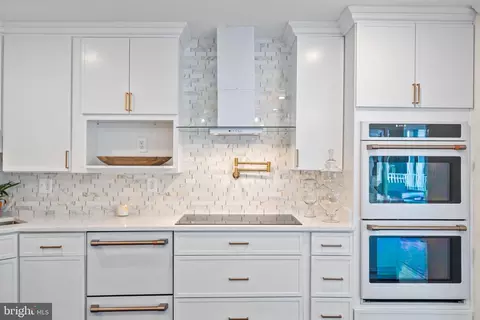 Kitchen - 3017 Leefield Dr, Herndon, VA 20171 photo 3 of 8