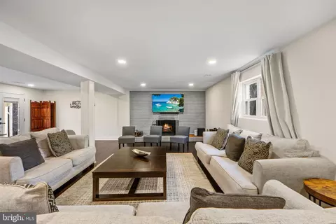 Living - 3017 Leefield Dr, Herndon, VA 20171 photo 4 of 5