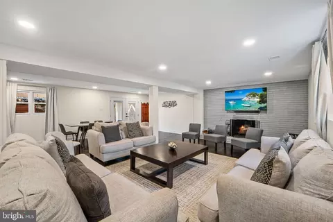 Living - 3017 Leefield Dr, Herndon, VA 20171 photo 5 of 5