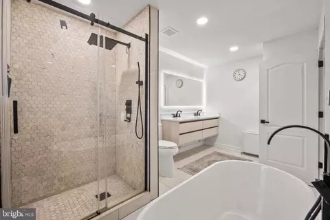 Bath - 3017 Leefield Dr, Herndon, VA 20171 photo 2 of 6