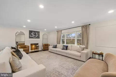 Living - 3017 Leefield Dr, Herndon, VA 20171 photo 1 of 5