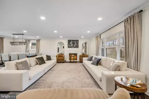 Living - 3017 Leefield Dr, Herndon, VA 20171 photo 2 of 5