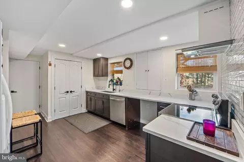 Kitchen - 3017 Leefield Dr, Herndon, VA 20171 photo 6 of 8