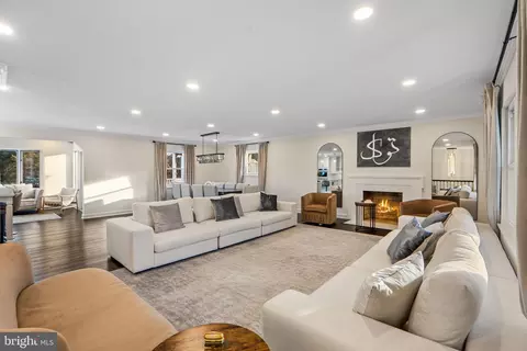 Living - 3017 Leefield Dr, Herndon, VA 20171 photo 3 of 5