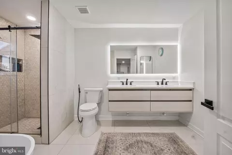 Bath - 3017 Leefield Dr, Herndon, VA 20171 photo 1 of 6