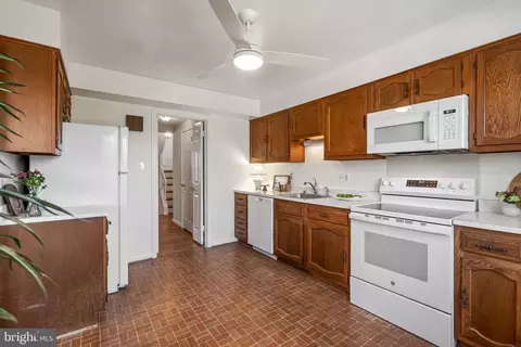 Kitchen - 5264 Bradgen Ct, Springfield, VA 22151 photo 4 of 5
