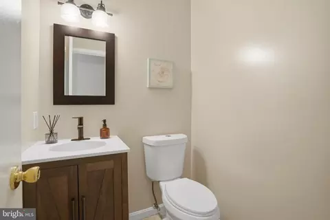 Entry Way - 6172 Forest Creek Ct, Springfield, VA 22152 photo 4 of 5