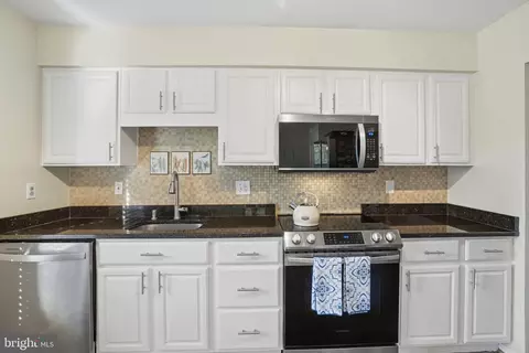 Kitchen - 6172 Forest Creek Ct, Springfield, VA 22152 photo 3 of 5
