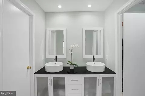 Bath - 6172 Forest Creek Ct, Springfield, VA 22152 photo 3 of 3