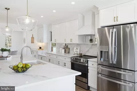 Kitchen - 9077 Brook Ford Rd, Burke, VA 22015 photo 5 of 6