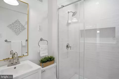 Bath - 9077 Brook Ford Rd, Burke, VA 22015 photo 1 of 3