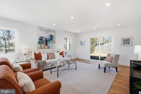 Living - 9077 Brook Ford Rd, Burke, VA 22015 photo 2 of 7