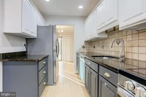 Kitchen - 11908 Barrel Cooper Ct, Reston, VA 20191 photo 6 of 6