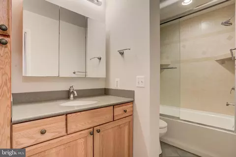 Bath - 11908 Barrel Cooper Ct, Reston, VA 20191 photo 4 of 4