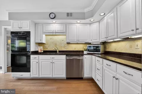 Kitchen - 6104 Harmon Pl, Springfield, VA 22152 photo 6 of 10