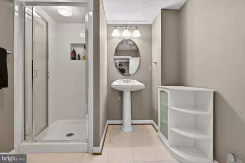 Bath - 6104 Harmon Pl, Springfield, VA 22152 photo 7 of 8