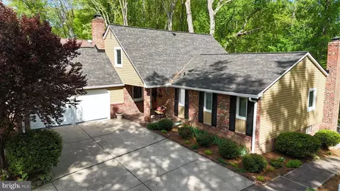 6104 Harmon Pl, Springfield, VA 22152