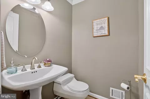 Bath - 6104 Harmon Pl, Springfield, VA 22152 photo 1 of 8