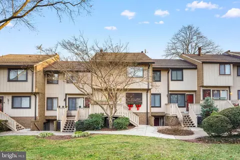 2716 Glengyle Dr, Vienna, VA 22181