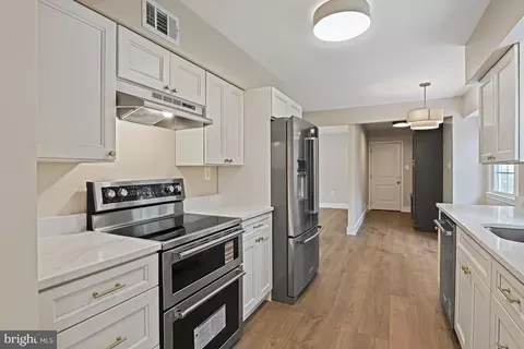 9060 Brook Ford Rd, Burke, VA 22015 photo 10