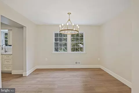 9060 Brook Ford Rd, Burke, VA 22015 photo 8