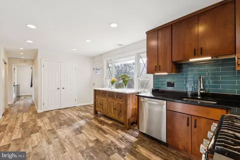 7433 Bath St, Springfield, VA 22150 photo 7