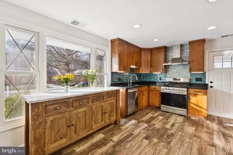 7433 Bath St, Springfield, VA 22150 photo 4