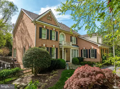 801 Olde Georgetown Ct, Great Falls, VA 22066