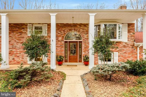 5300 Summit Dr, Fairfax, VA 22030