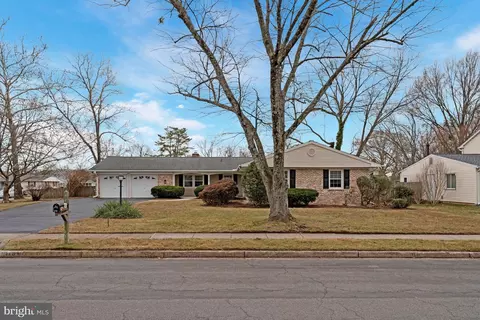13107 Pennypacker Ln, Fairfax, VA 22033