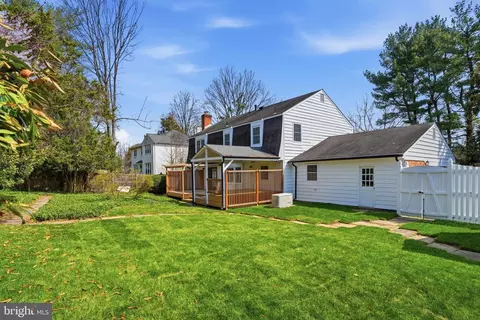 Exterior - 1002 Kimberwicke Rd, Mclean, VA 22102 photo 17 of 21