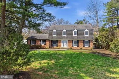 Exterior - 1002 Kimberwicke Rd, Mclean, VA 22102 photo 2 of 21