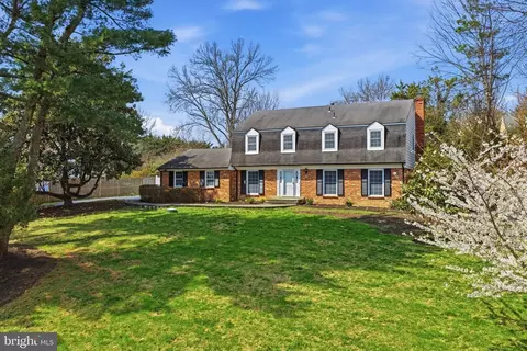 Exterior - 1002 Kimberwicke Rd, Mclean, VA 22102 photo 4 of 21