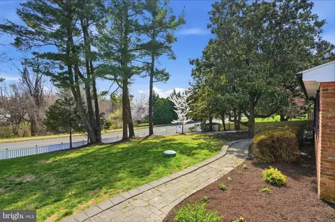 Exterior - 1002 Kimberwicke Rd, Mclean, VA 22102 photo 19 of 21