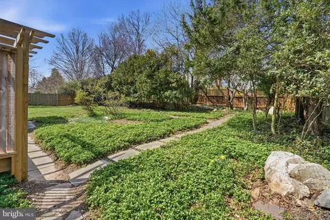 Exterior - 1002 Kimberwicke Rd, Mclean, VA 22102 photo 13 of 21