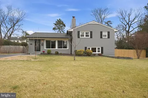 6803 Derrell Ct, Alexandria, VA 22307
