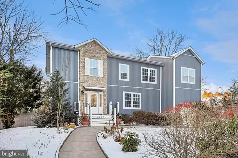 6057 Brook Dr, Falls Church, VA 22044