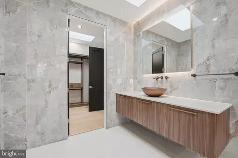Bath - 6910 Bright Ave, Mclean, VA 22101 photo 12 of 22