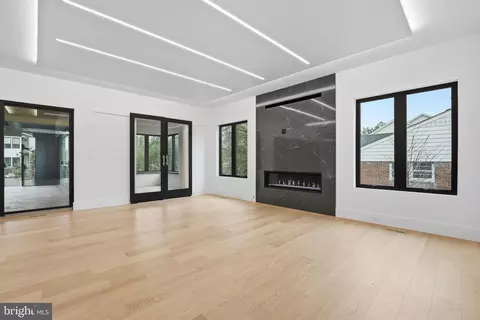 Living - 6910 Bright Ave, Mclean, VA 22101 photo 3 of 10