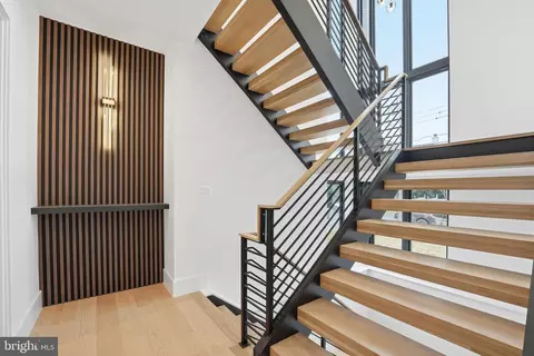 Entry Way - 6910 Bright Ave, Mclean, VA 22101 photo 4 of 21