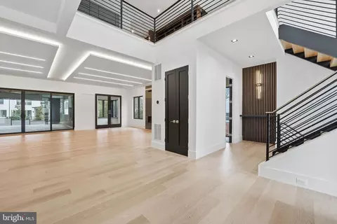 Living - 6910 Bright Ave, Mclean, VA 22101 photo 5 of 10