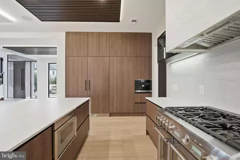 Kitchen - 6910 Bright Ave, Mclean, VA 22101 photo 6 of 8