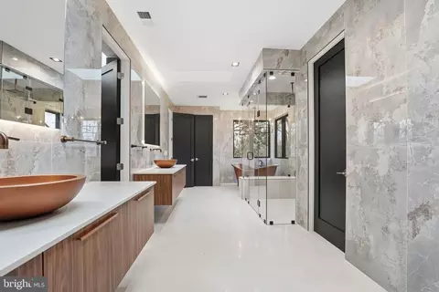 Bath - 6910 Bright Ave, Mclean, VA 22101 photo 13 of 22