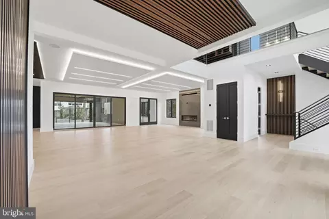 Living - 6910 Bright Ave, Mclean, VA 22101 photo 4 of 10