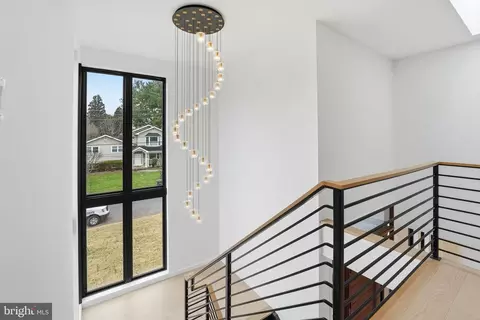 Entry Way - 6910 Bright Ave, Mclean, VA 22101 photo 14 of 21