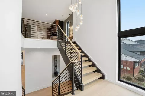 Entry Way - 6910 Bright Ave, Mclean, VA 22101 photo 12 of 21