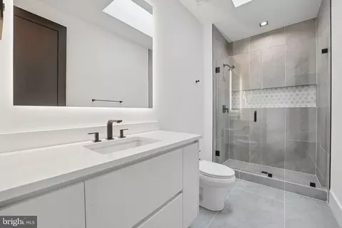 Bath - 6910 Bright Ave, Mclean, VA 22101 photo 7 of 22