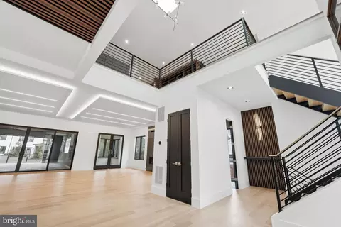 Entry Way - 6910 Bright Ave, Mclean, VA 22101 photo 6 of 21